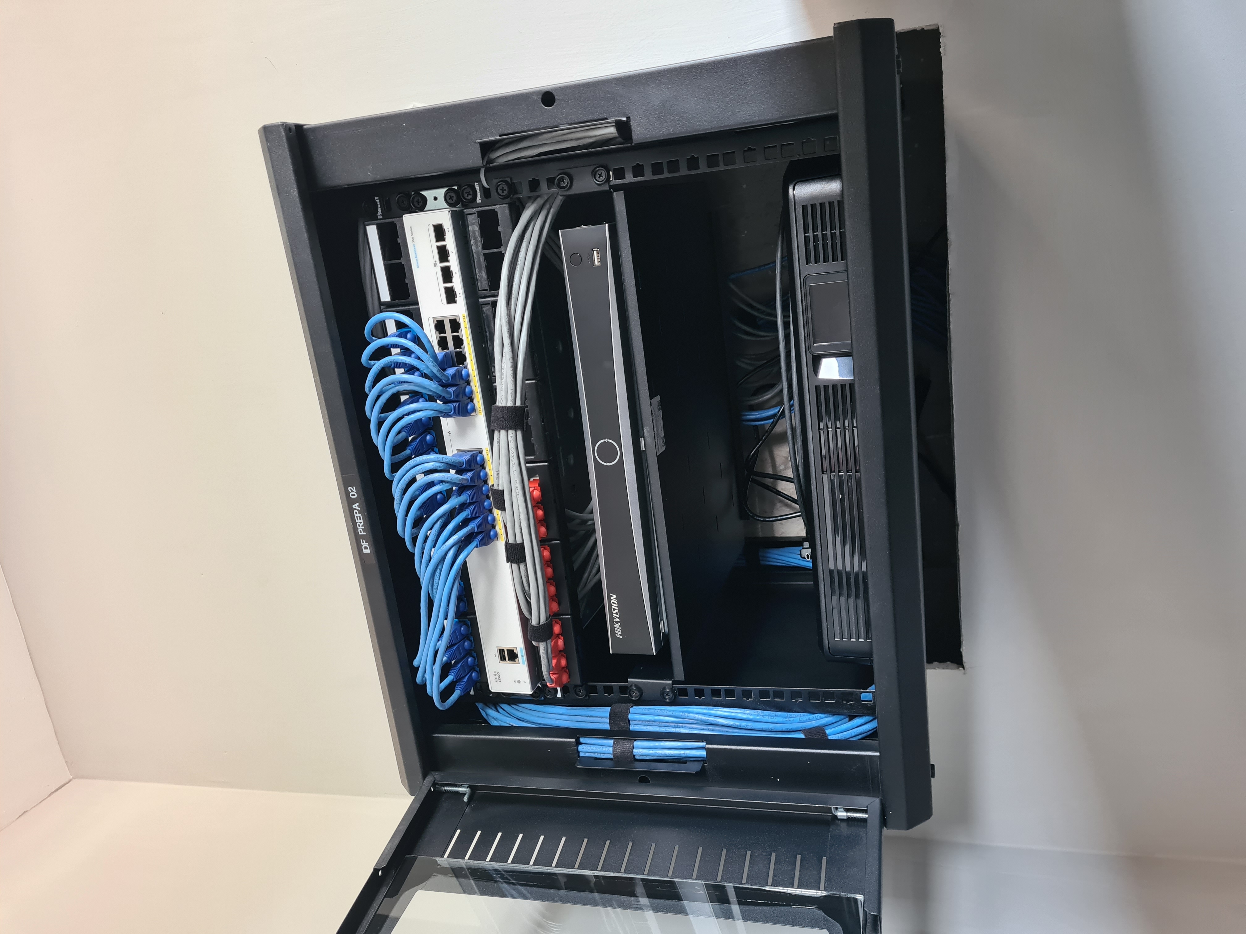 Rack de red IDF Prepa 02 con switch, NVR y UPS