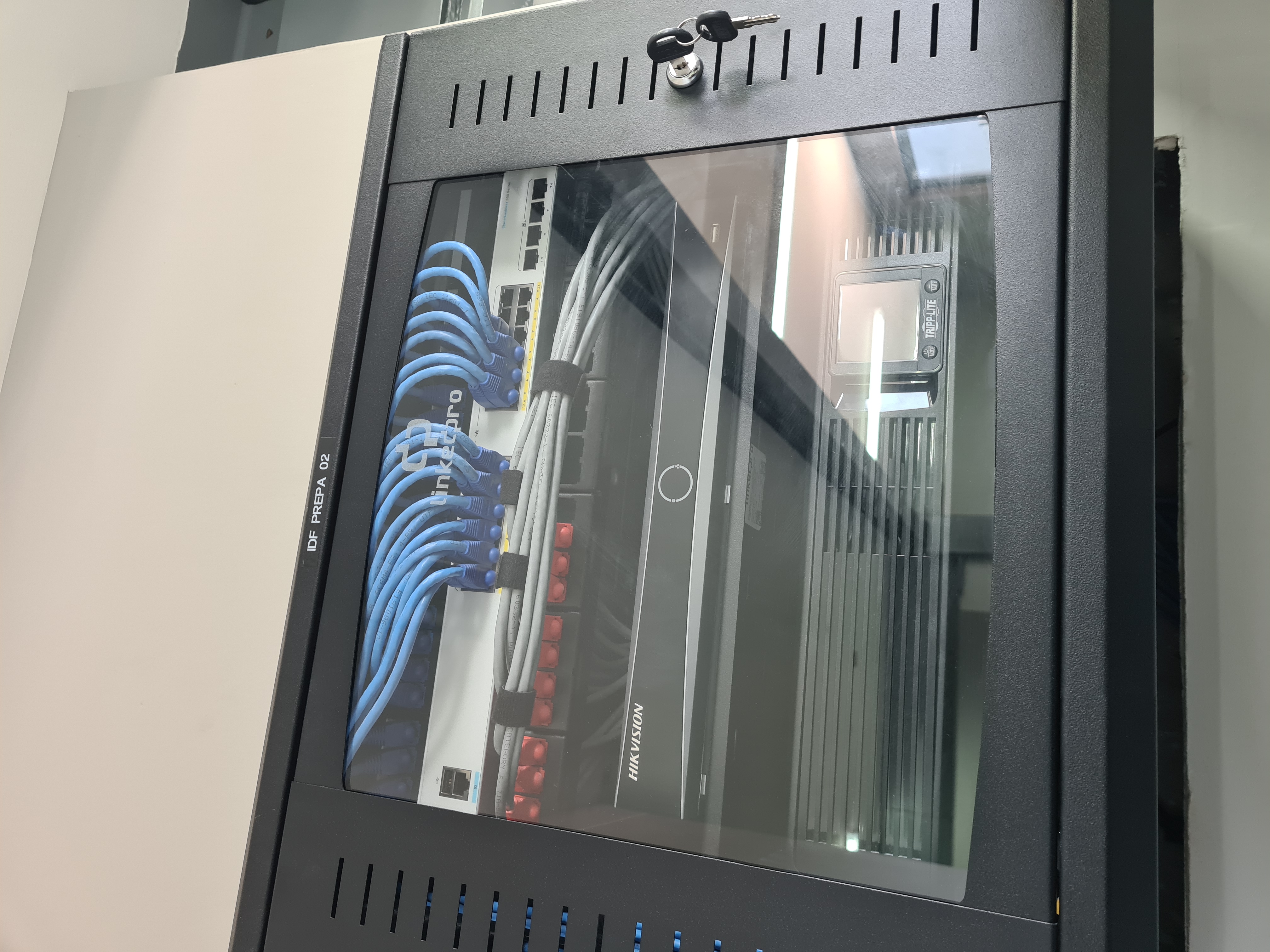 Gabinete de red cerrado y asegurado con llave