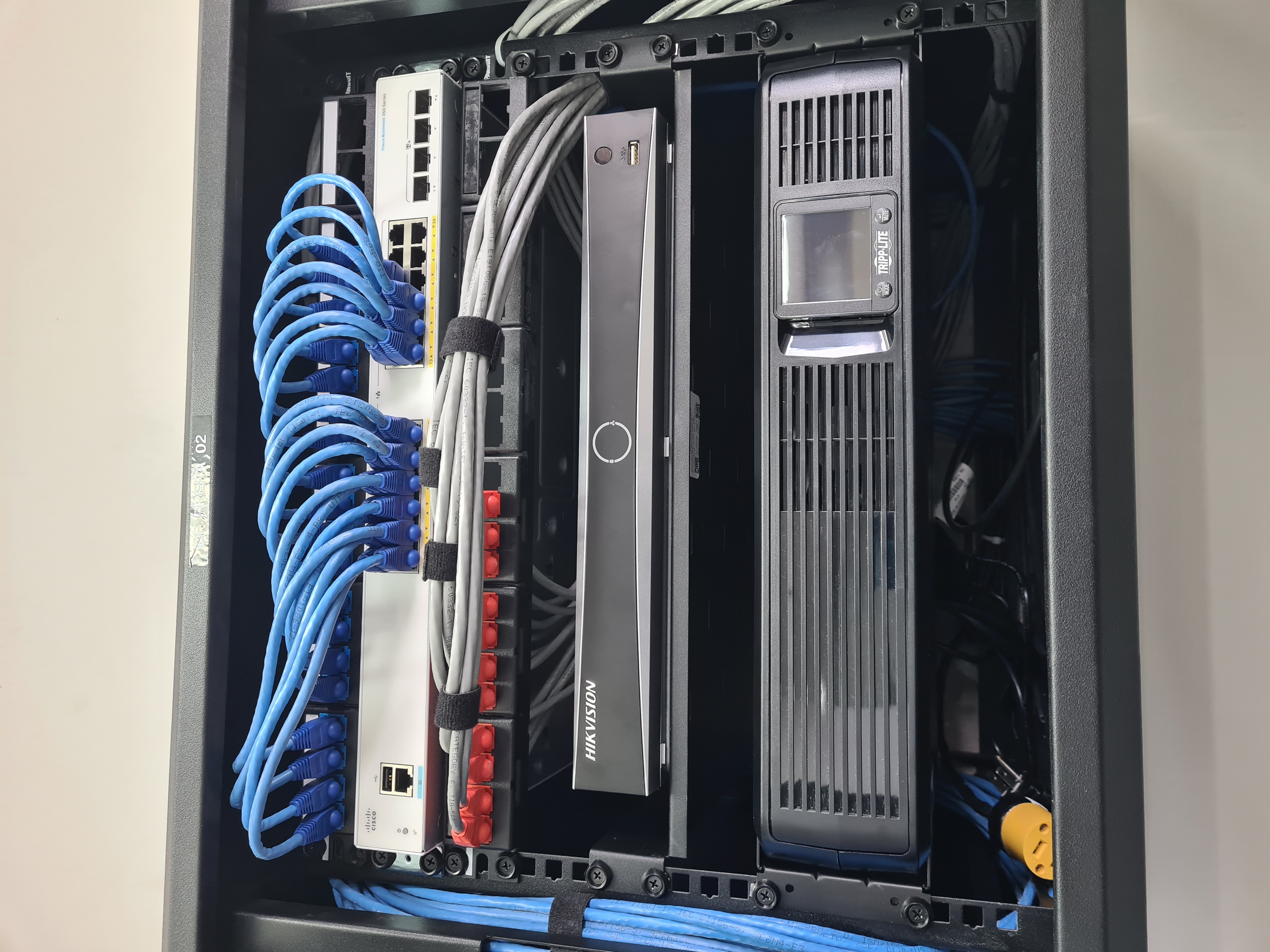 Switch Cisco, NVR Hikvision y UPS instalados en rack