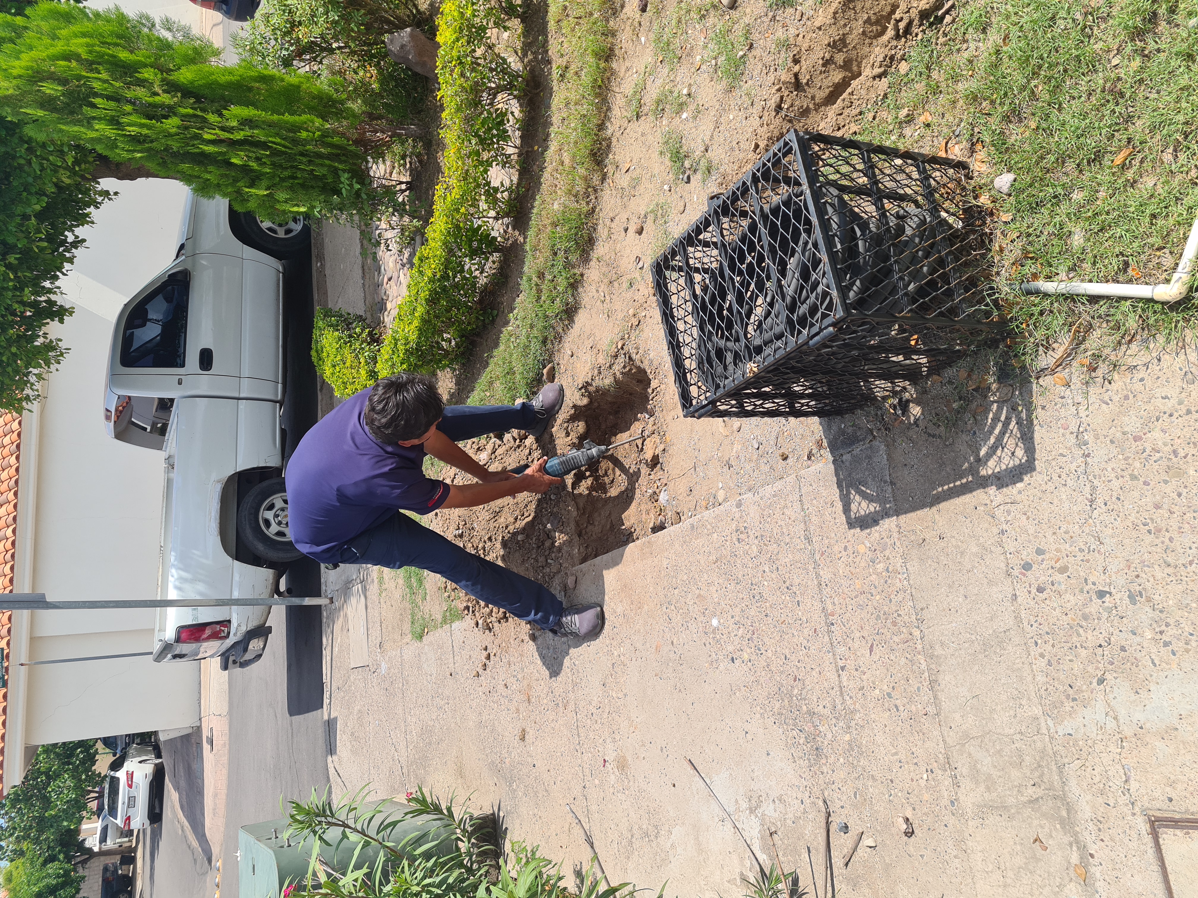 Técnico realizando trabajo de instalación eléctrica en campo