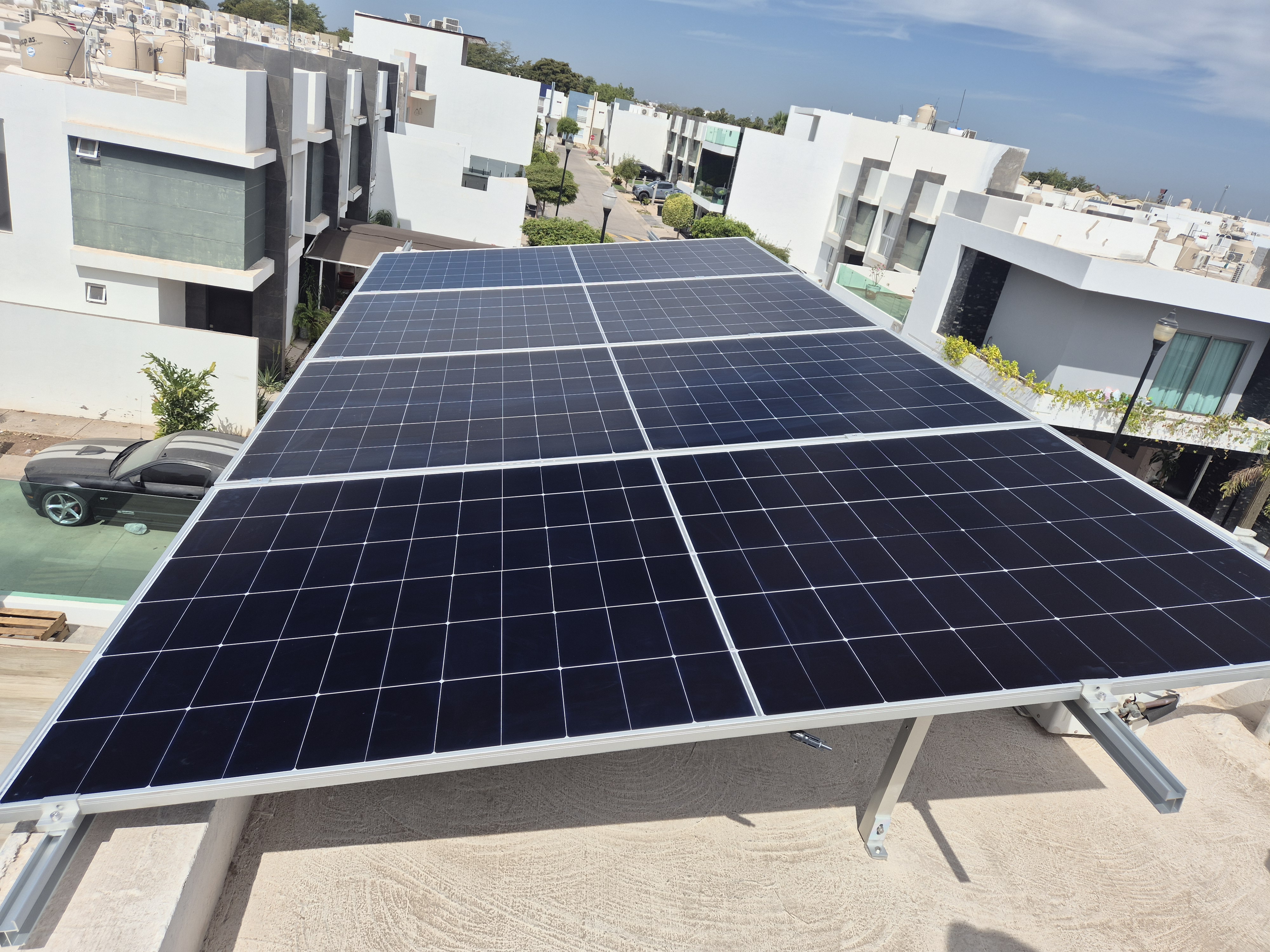 Instalación de paneles solares en azotea residencial