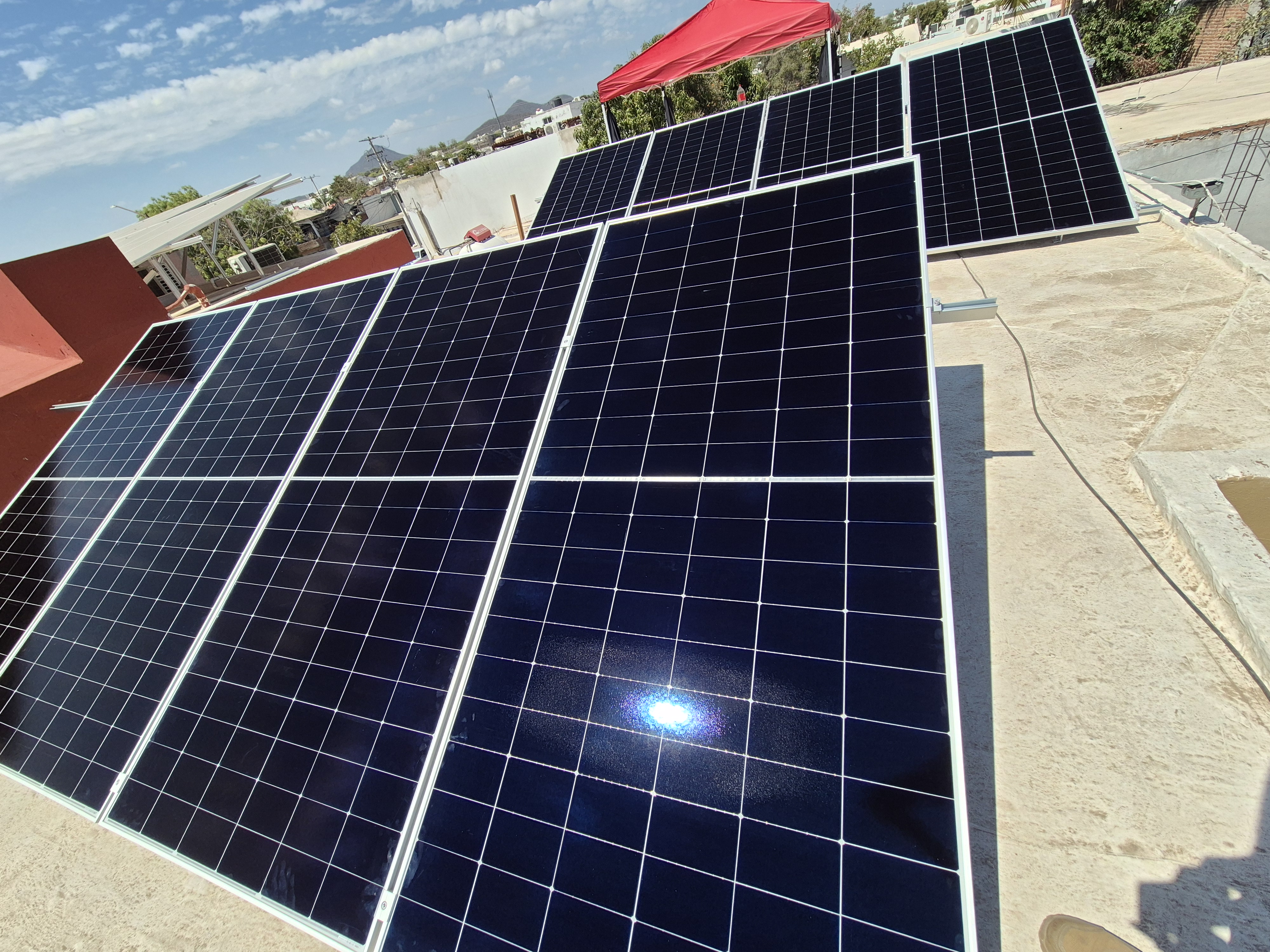Arreglo de paneles solares terminado en azotea con vista a montañas