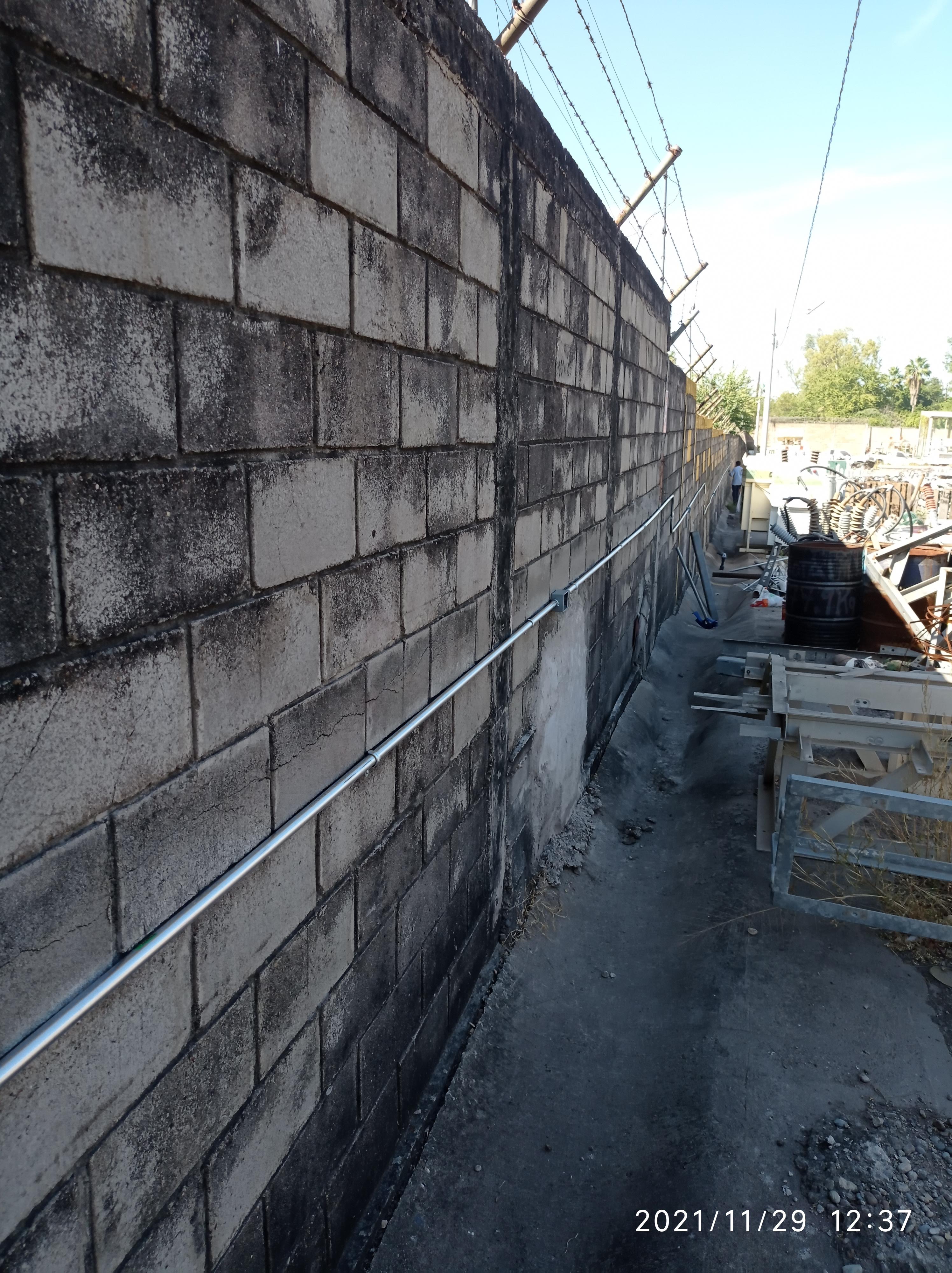 Instalación de cerco eléctrico perimetral en muro industrial