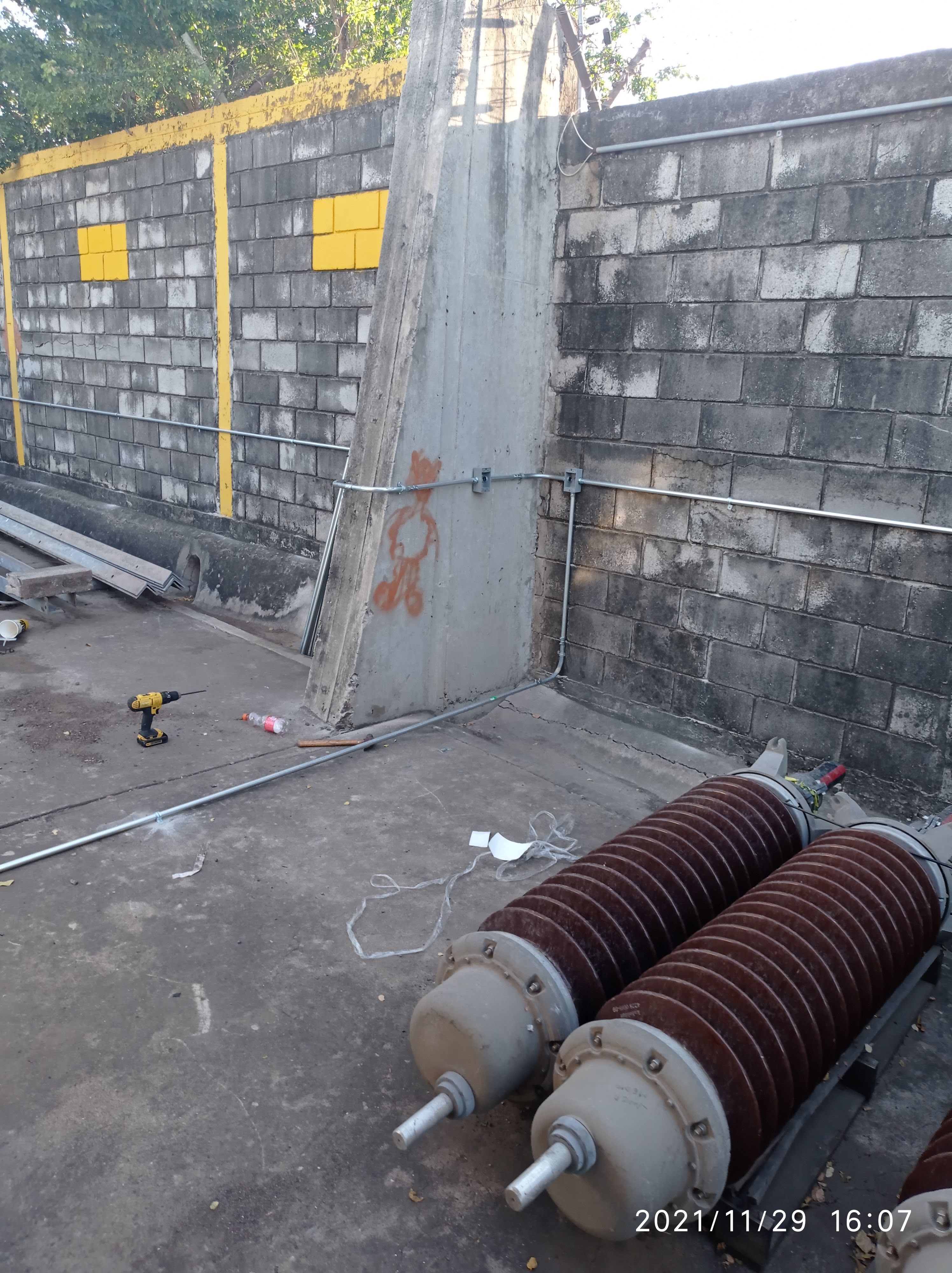 Instalación de conduit en subestación eléctrica