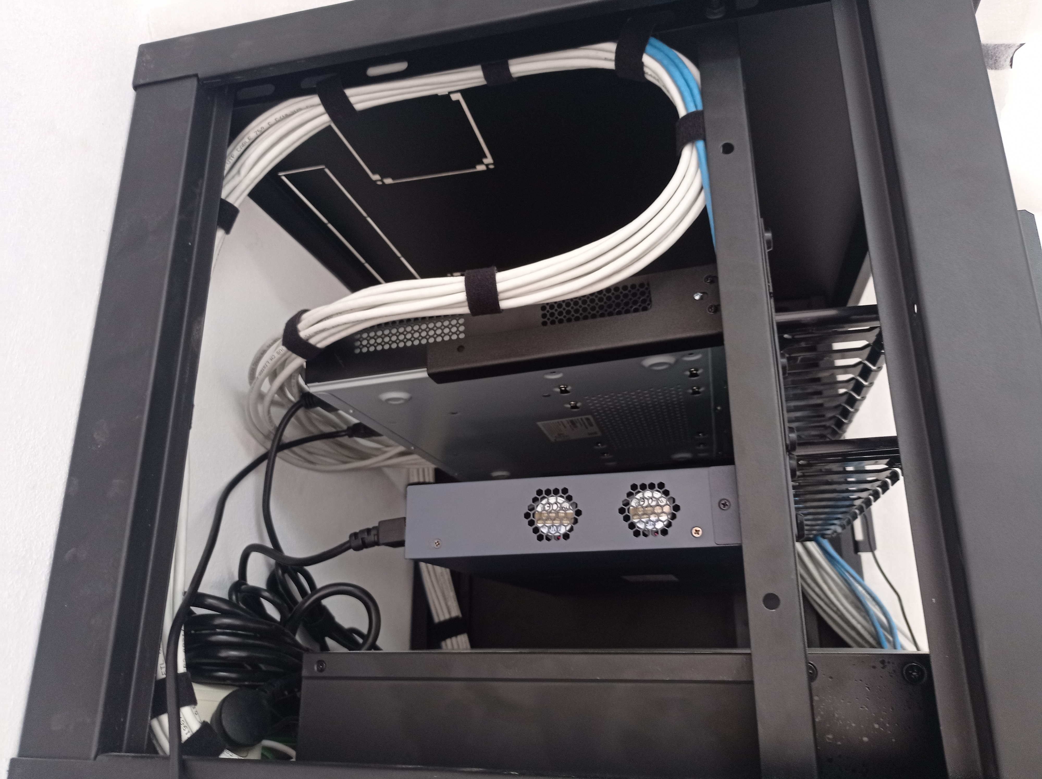 Switch de red instalado en rack con cableado ordenado