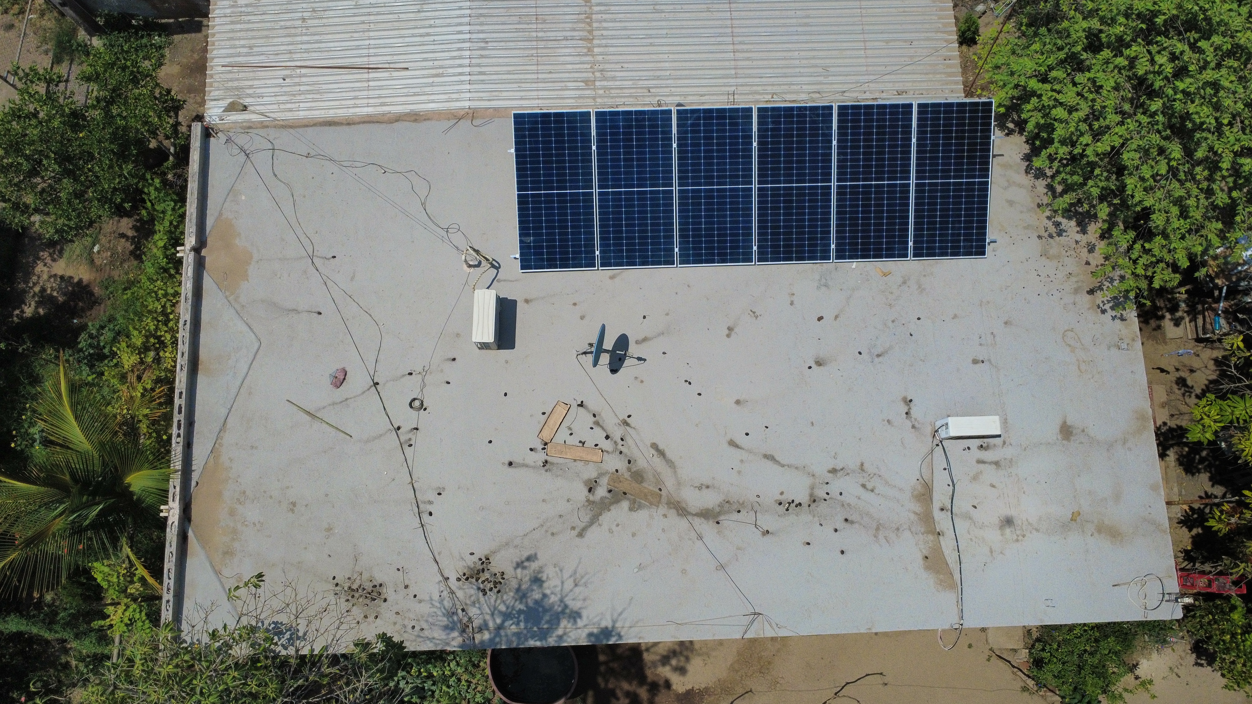 Vista aérea de paneles solares instalados en azotea